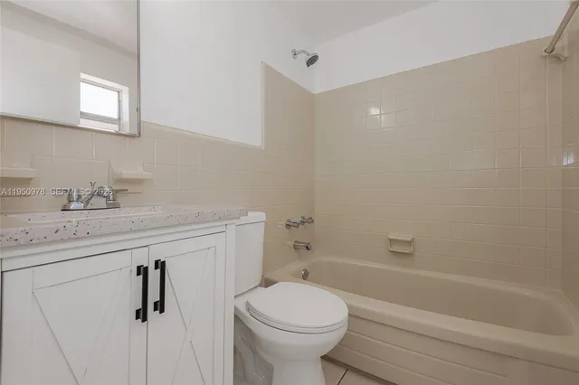 $1,700 | 1441 Lincoln Road, Unit 411, Miami Beach, FL 33139