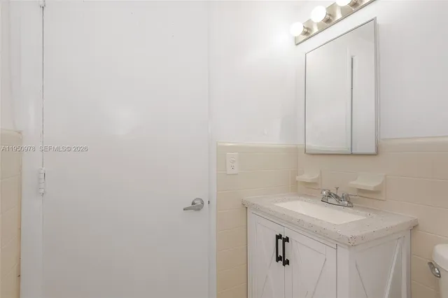 $1,700 | 1441 Lincoln Road, Unit 411, Miami Beach, FL 33139