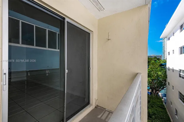 $1,700 | 1441 Lincoln Road, Unit 411, Miami Beach, FL 33139