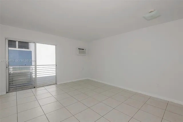 $1,700 | 1441 Lincoln Road, Unit 411, Miami Beach, FL 33139