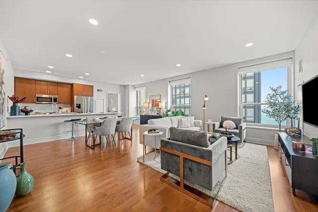 $895,000 | 850 North Lake Shore Drive, Unit 807, Chicago, IL 60611