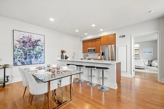 $895,000 | 850 North Lake Shore Drive, Unit 807, Chicago, IL 60611