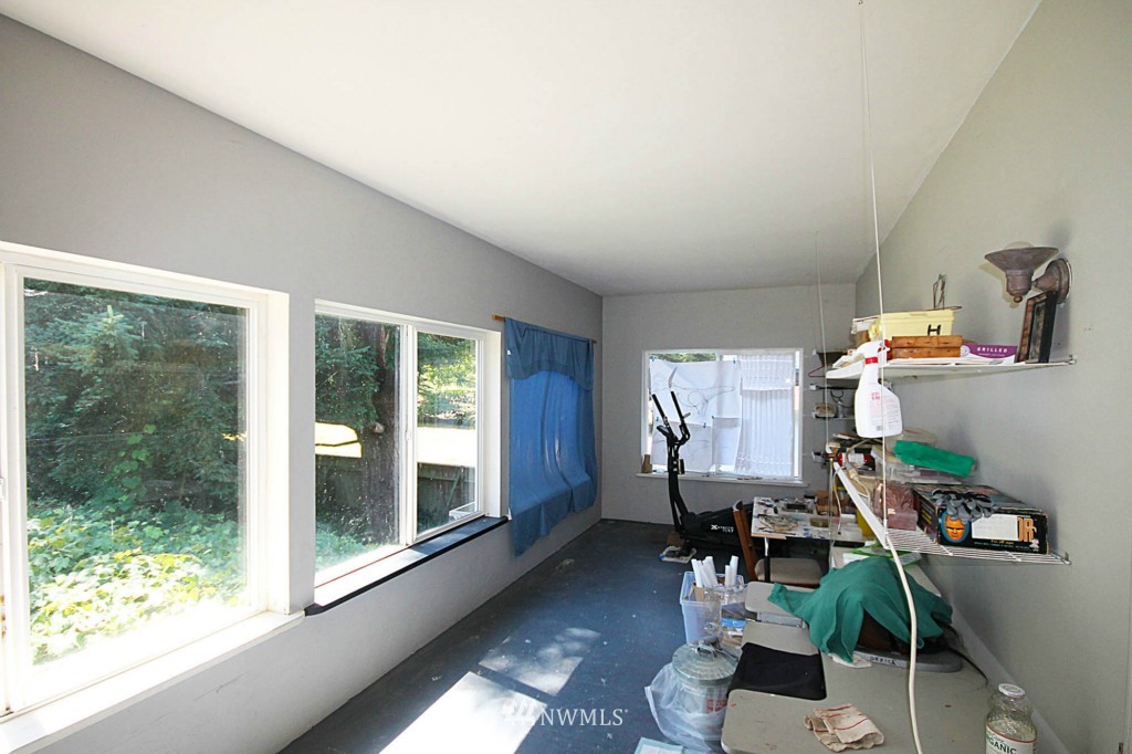 10352 Southwest Cowan Road Vashon, WA 98070 - Photo 12 of 18 Gallery Image 12