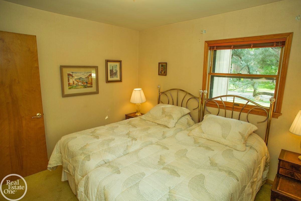316 Kerby Road Grosse Pointe, MI 48236 - Photo 12 of 23 50020994-11.JPG