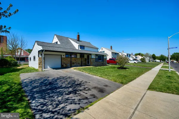 $399,900 | 11 Whitewood Drive, Levittown, PA 19057