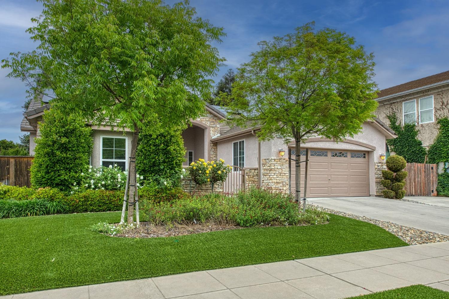 2267 Graybark Avenue Clovis, CA 93619 - Photo 3 of 42 a front view of house with yard and green space