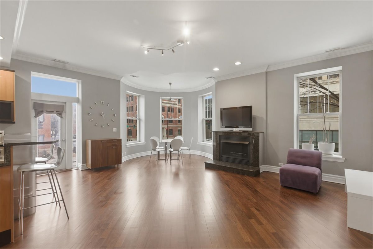 36 South Ashland Avenue, Unit 202 Chicago, IL 60607 - Photo 2 of 11