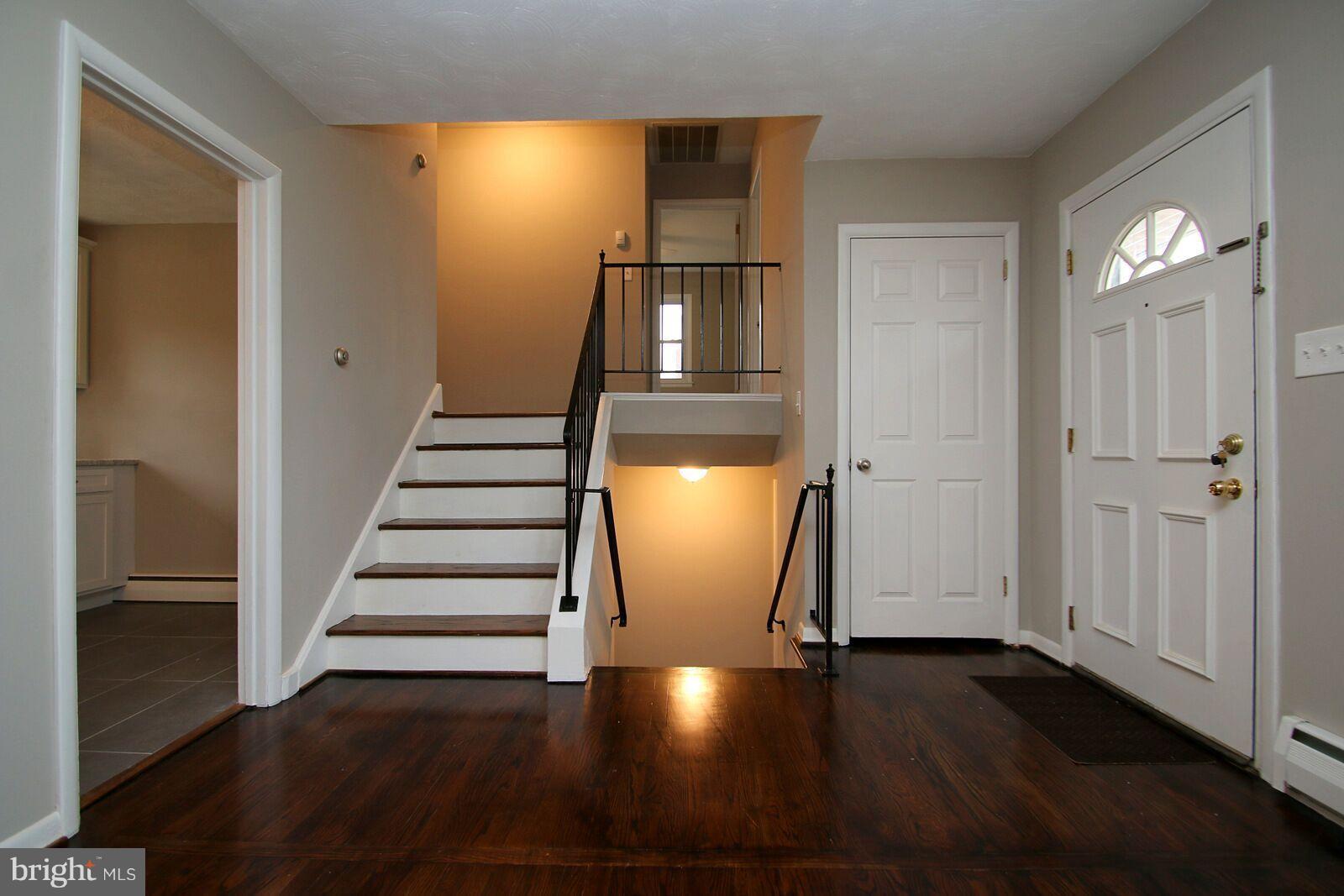 906 Starbit Road Baltimore, MD 21286 - Photo 28 of 30 Living Room