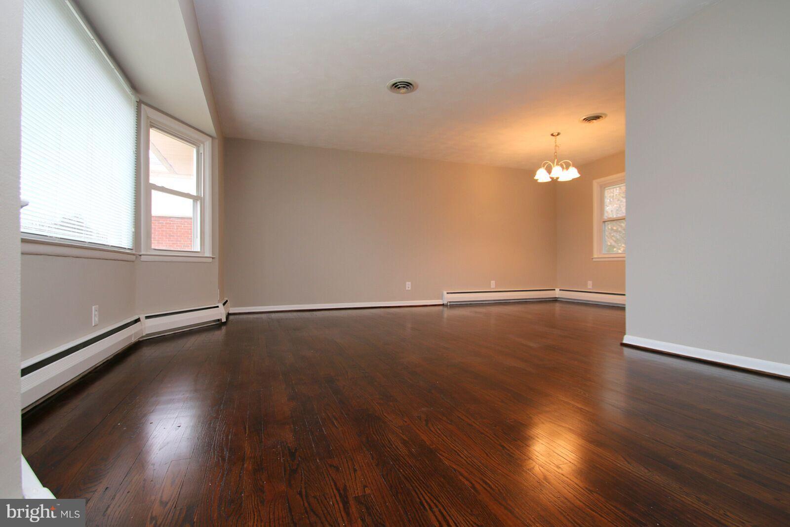 906 Starbit Road Baltimore, MD 21286 - Photo 5 of 30 Living Room