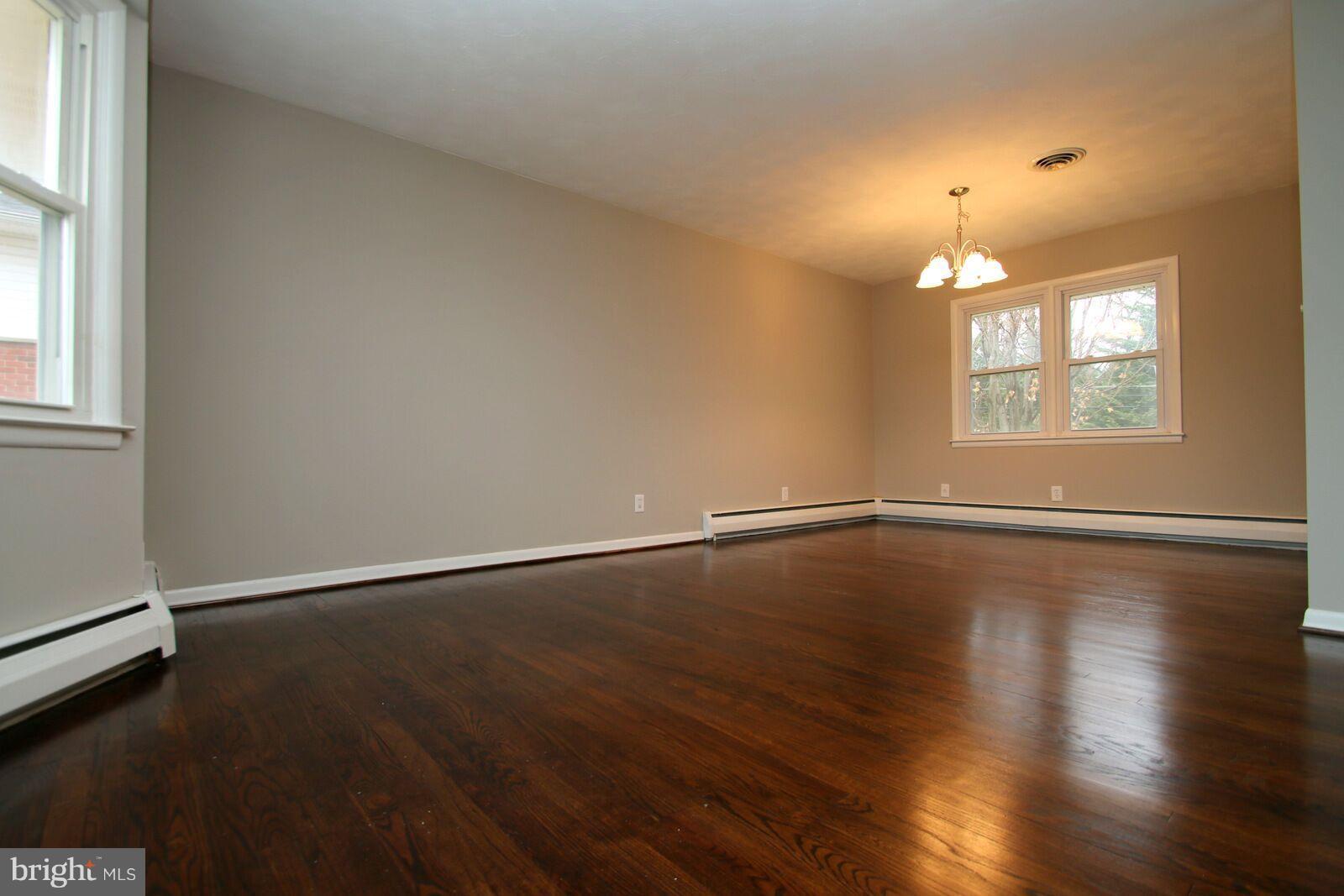 906 Starbit Road Baltimore, MD 21286 - Photo 6 of 30 Living Room