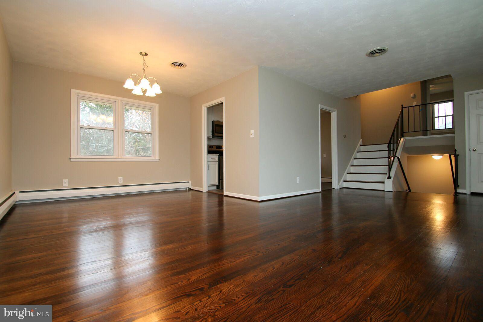 906 Starbit Road Baltimore, MD 21286 - Photo 7 of 30 Living Room