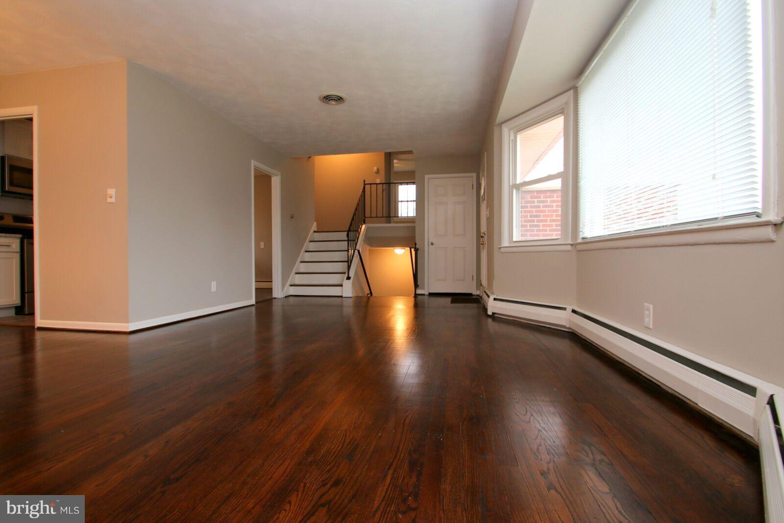 906 Starbit Road Baltimore, MD 21286 - Photo 8 of 30 Living Room