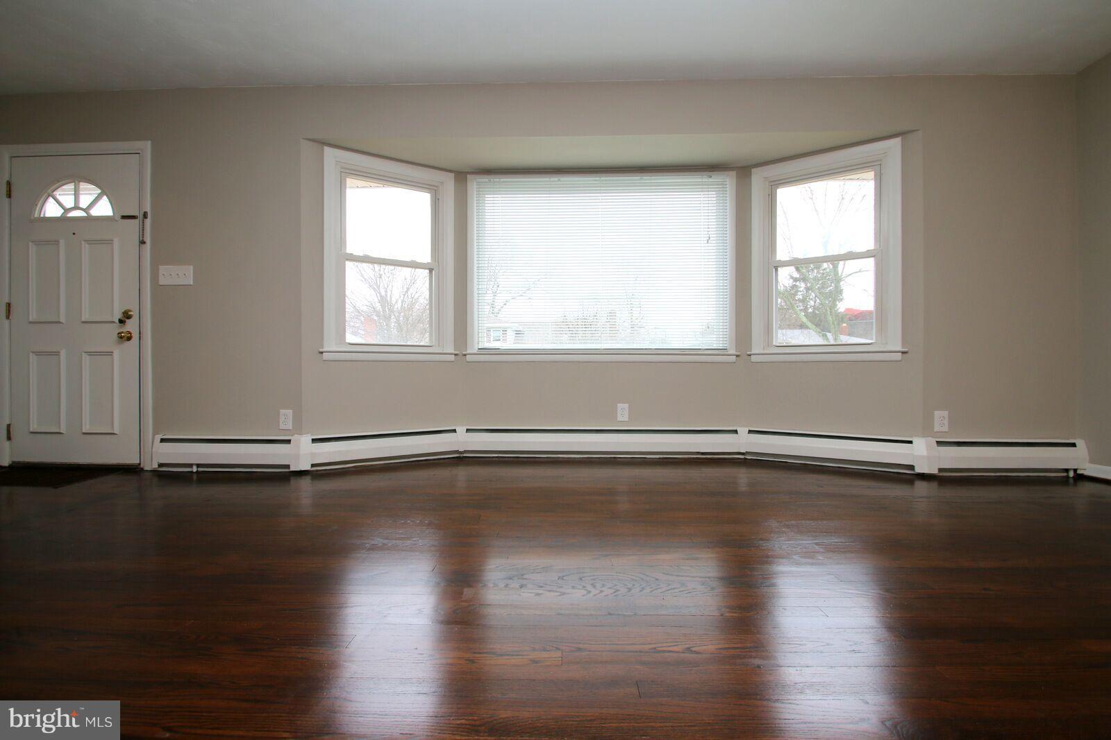 906 Starbit Road Baltimore, MD 21286 - Photo 9 of 30 Living Room