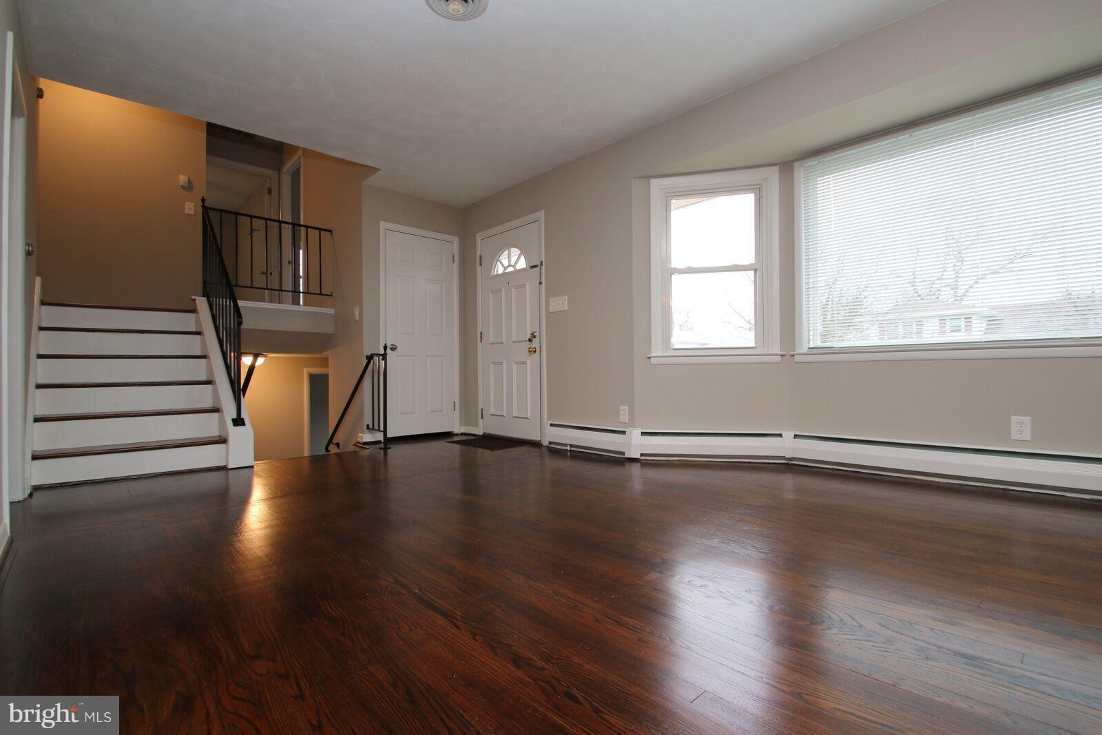 906 Starbit Road Baltimore, MD 21286 - Photo 10 of 30 Living Room