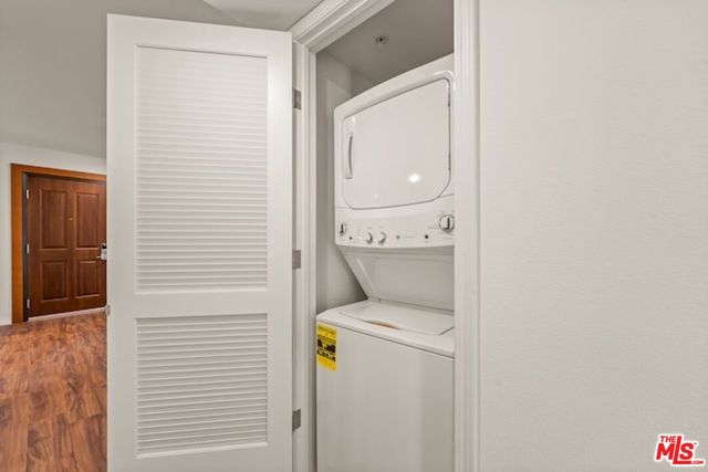 a view of backyard of the house