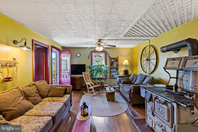 $275,000 | 9157 Williamsport Pike, Falling Waters, WV 25419