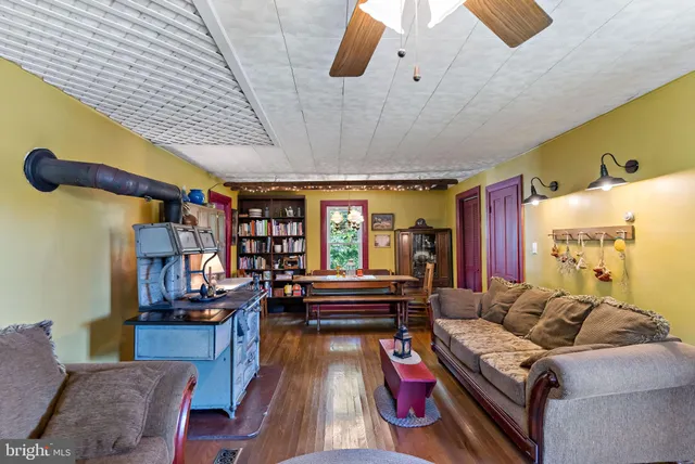 $275,000 | 9157 Williamsport Pike, Falling Waters, WV 25419