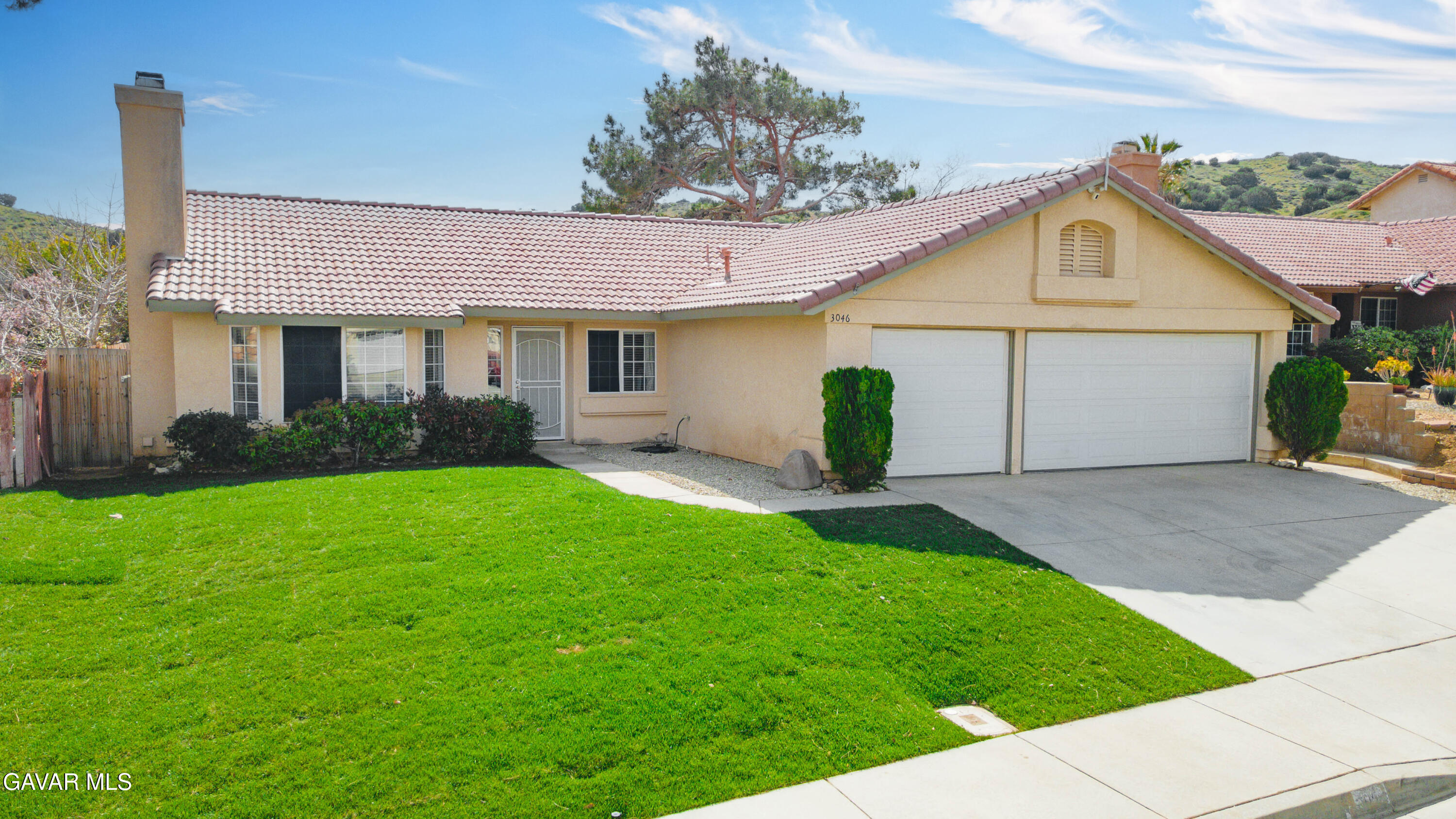 3046 Hampton Road Palmdale, CA 93551 - Photo 13 of 27 a view of outdoor space yard and front view of a house