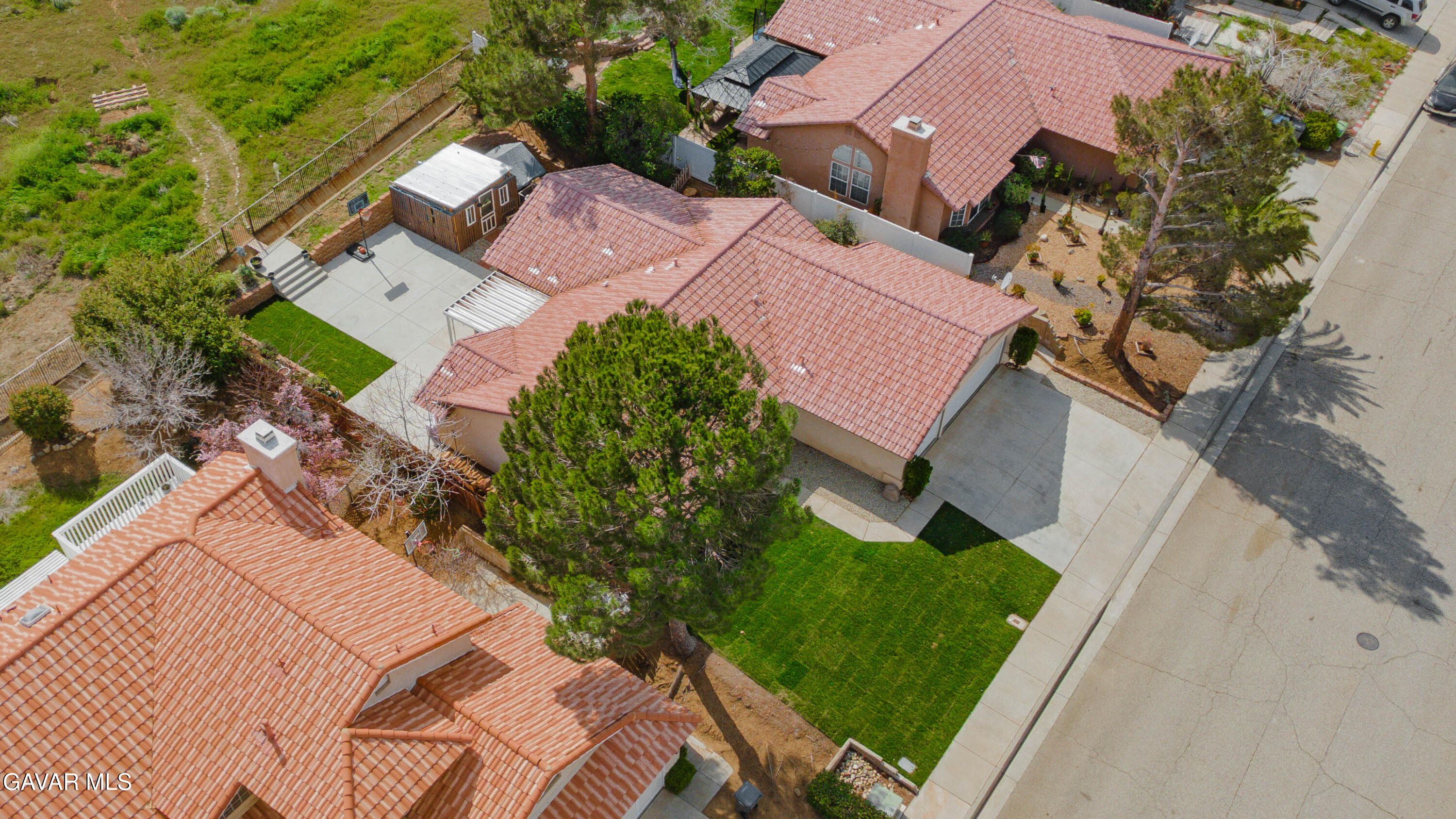3046 Hampton Road Palmdale, CA 93551 - Photo 25 of 27 an aerial view of multiple houses with yard