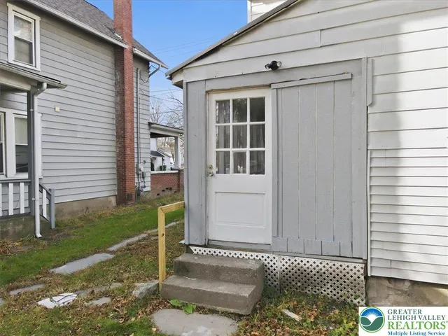 a view of a backyard with a house