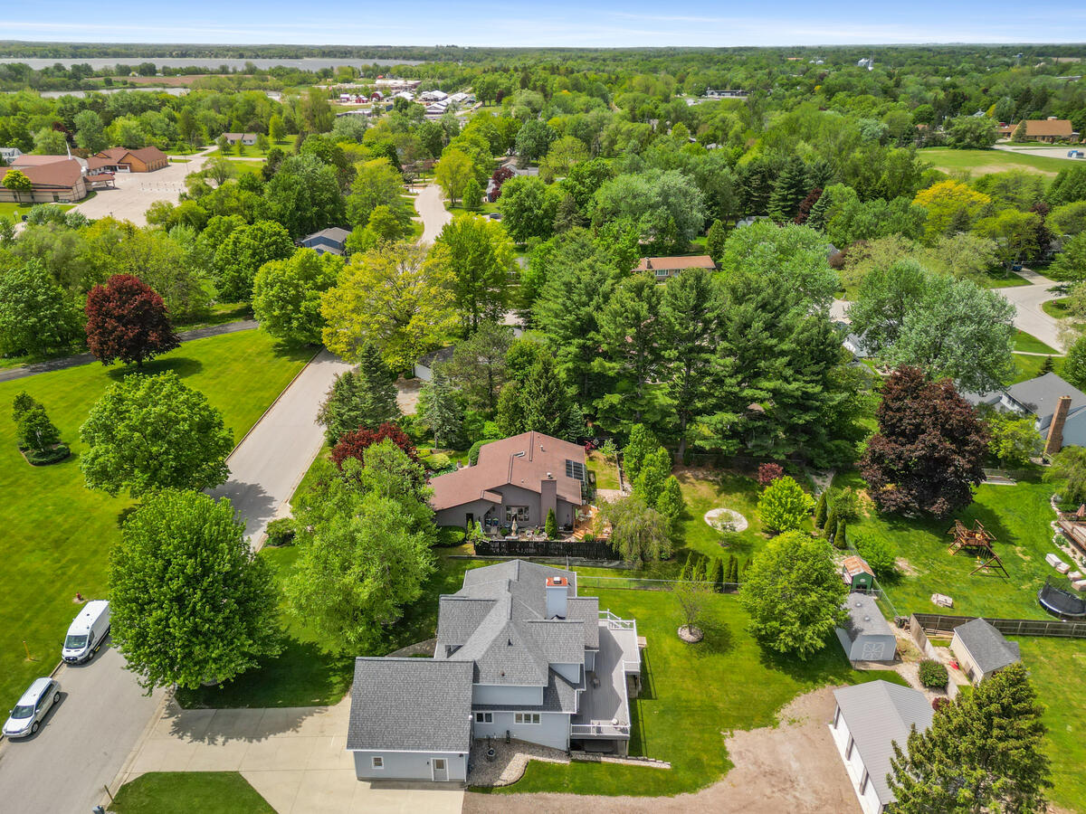 607 Apache Drive Fremont, MI 49412 - Photo 3 of 38