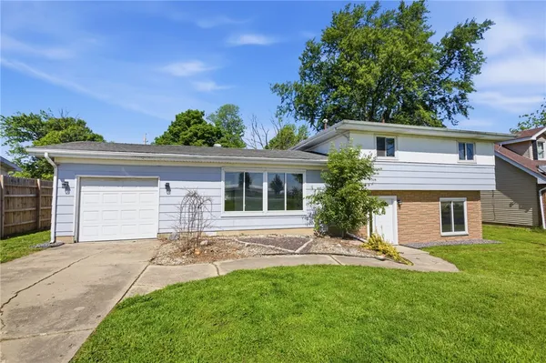 $210,000 | 529 Interstate Drive, St. Elmo, IL 62458