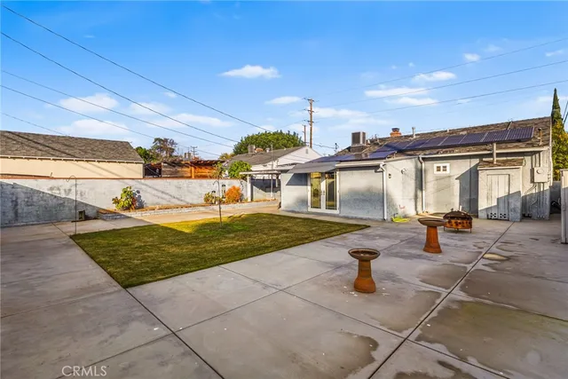 a view of a backyard