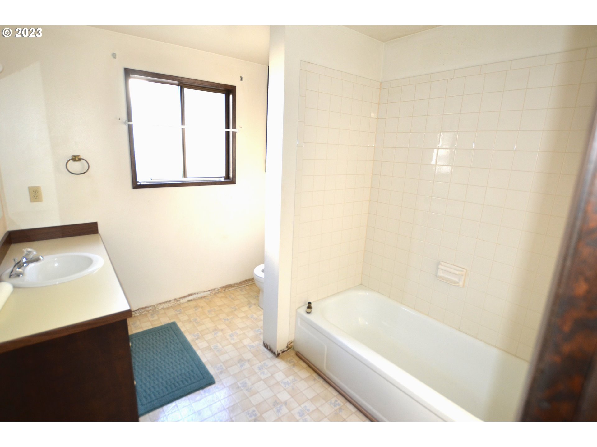 1604 Southwest 22nd Street Pendleton, OR 97801 - Photo 13 of 23 a bathroom with a bathtub sink and mirror