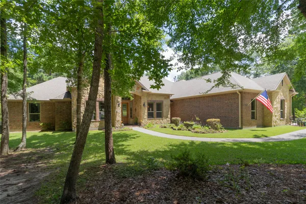a view of a house with backyard and garden