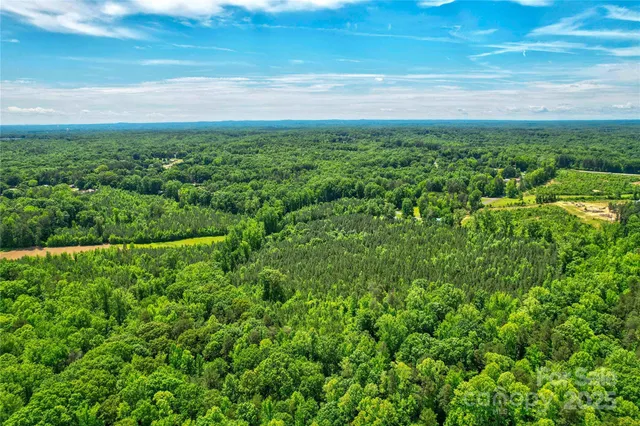 a view of a yard with a house
