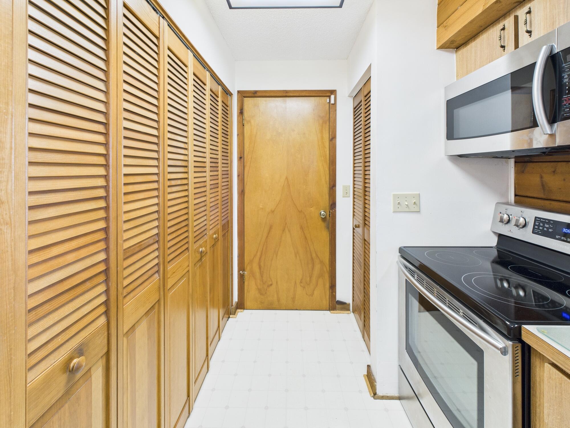 14266 Southwest 144th Parkway Okeechobee, FL 34974 - Photo 18 of 63 a kitchen with a stove and a microwave