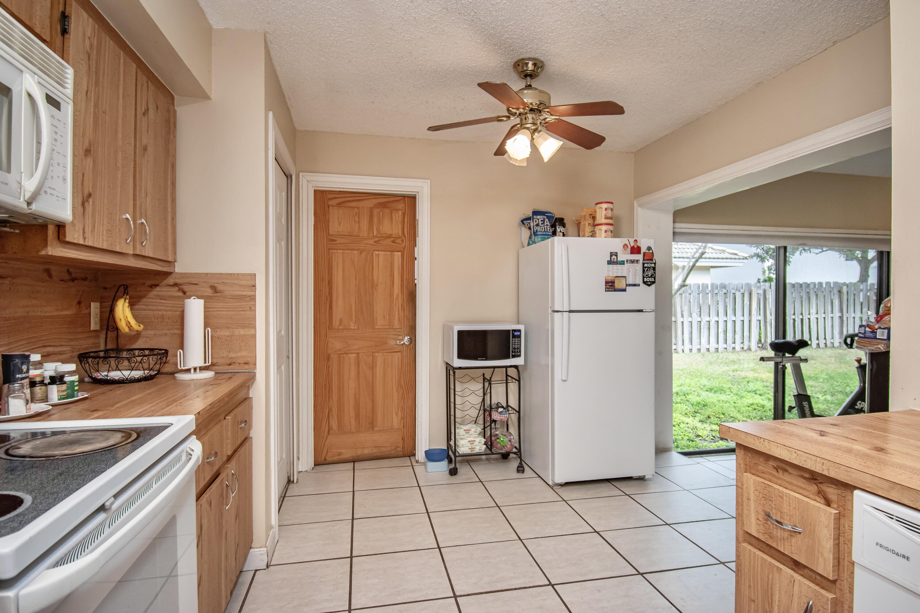 21566 Arbor Way Boca Raton, FL 33433 - Photo 11 of 40 24E6B84B-96E3-43D0-94F6-F992ECC0E23D