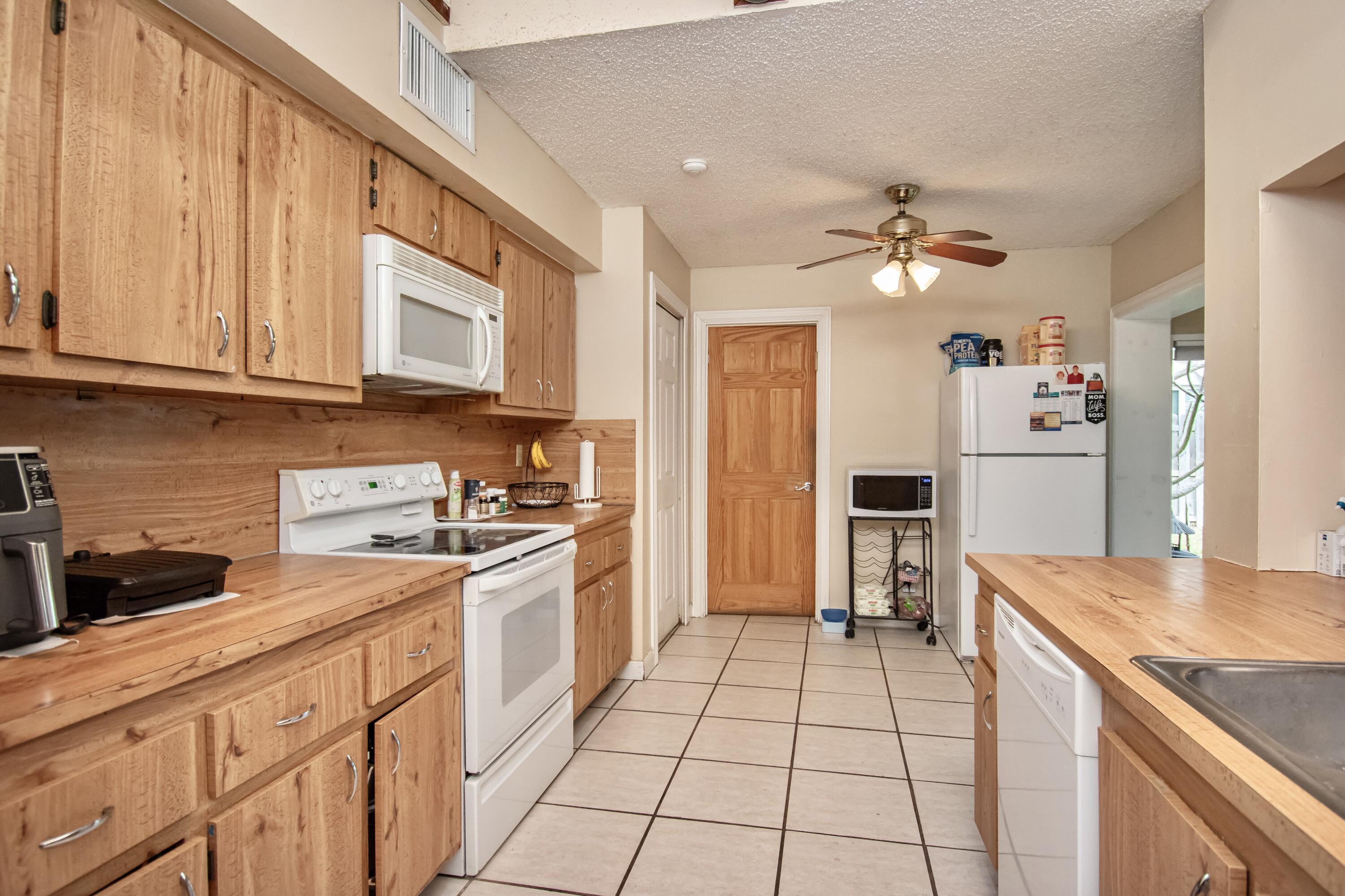 21566 Arbor Way Boca Raton, FL 33433 - Photo 9 of 40 1EADF789-CB9D-411E-8375-8916FA9D287D