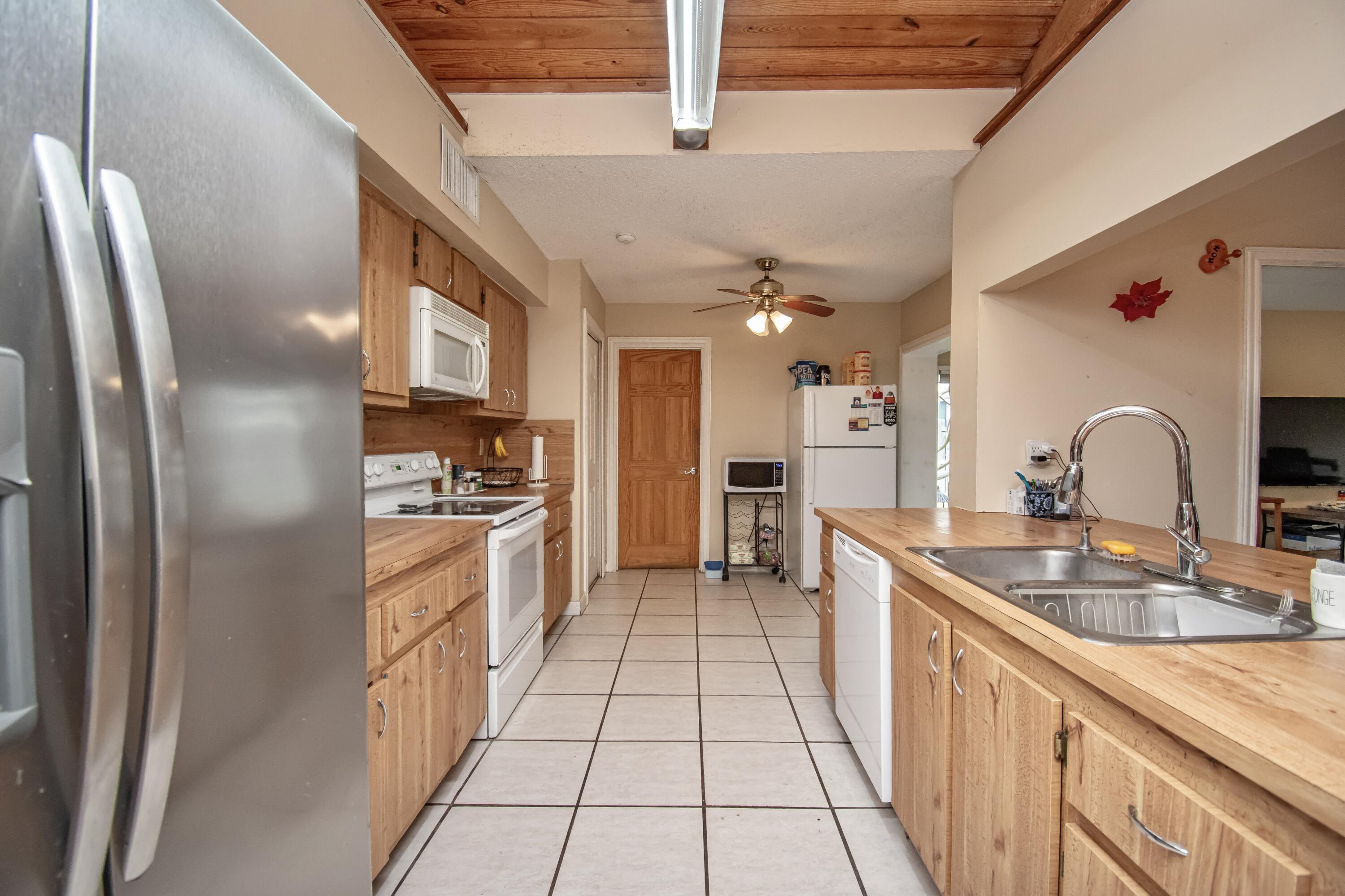 21566 Arbor Way Boca Raton, FL 33433 - Photo 10 of 40 54AAD3E3-072D-4168-86ED-EB53A02EBF0C