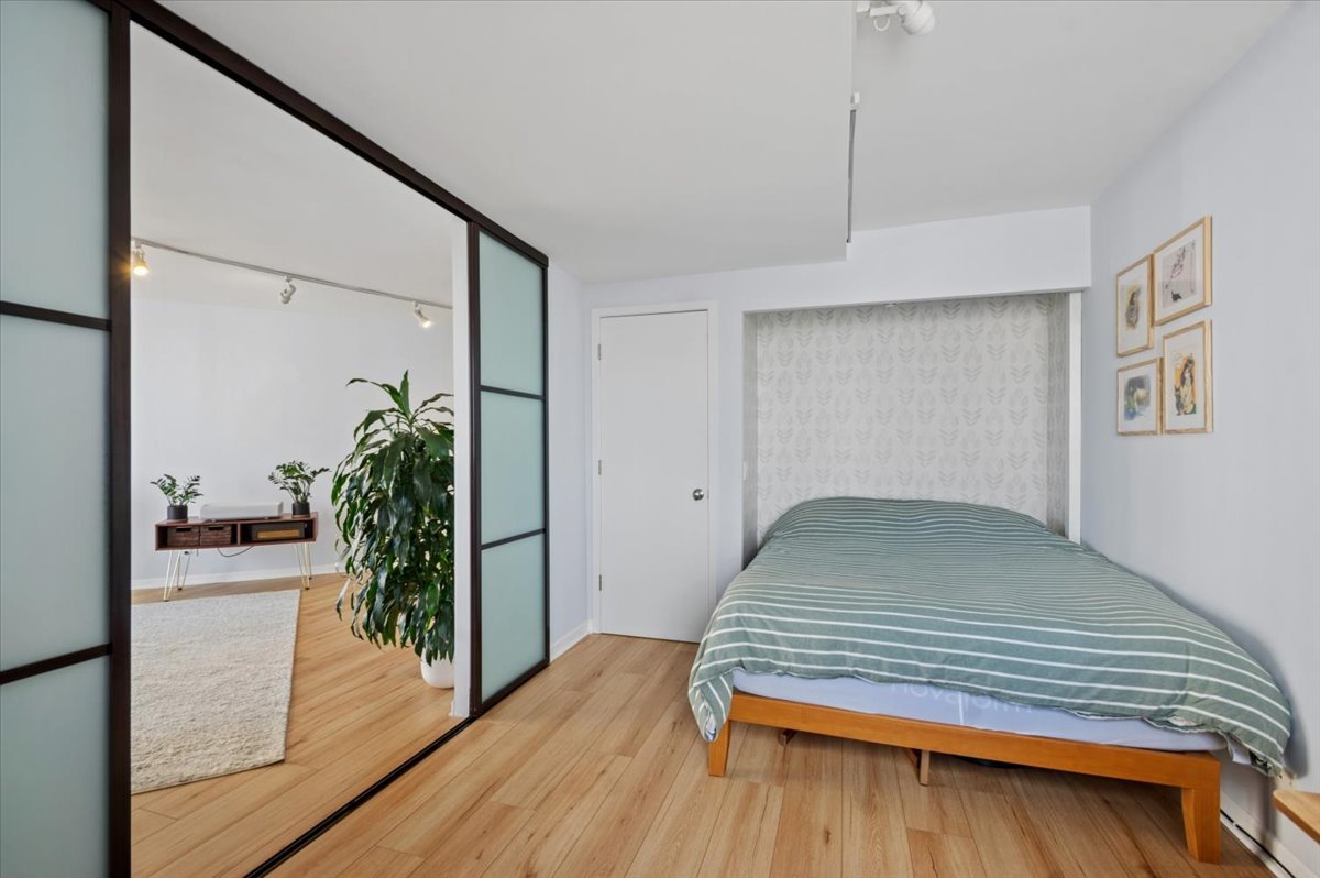 5320 North Sheridan Road, Unit 708 Chicago, IL 60640 - Photo 13 of 19 a bedroom with a bed and a potted plant on th table