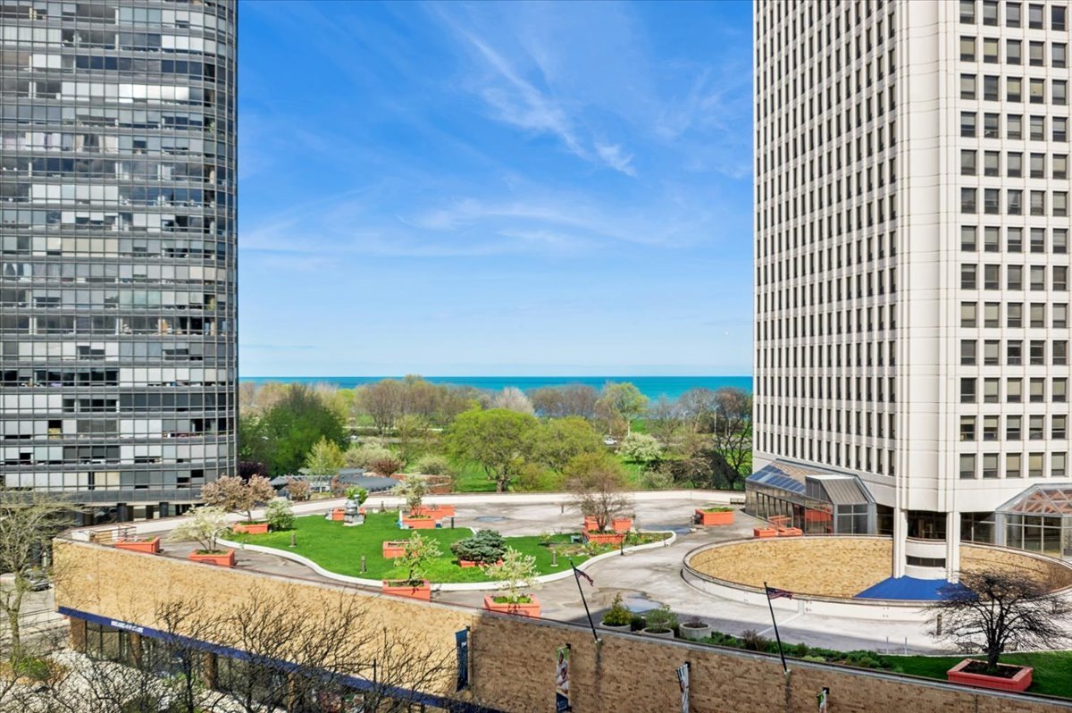 5320 North Sheridan Road, Unit 708 Chicago, IL 60640 - Photo 15 of 19 a outdoor view with a seating space