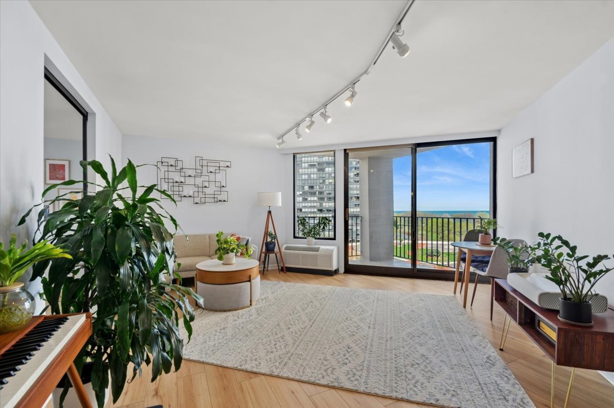 5320 North Sheridan Road, Unit 708 Chicago, IL 60640 - Photo 4 of 19 a living room with furniture and a potted plant