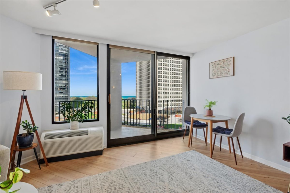 5320 North Sheridan Road, Unit 708 Chicago, IL 60640 - Photo 7 of 19 a living room with furniture and a window