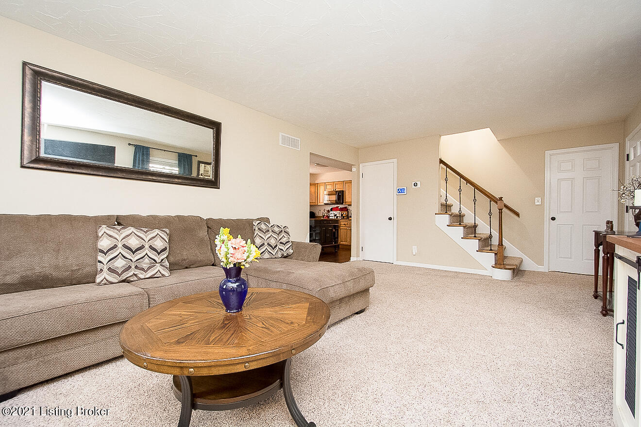 6410 Fernview Road Louisville, KY 40291 - Photo 9 of 43 Living Room