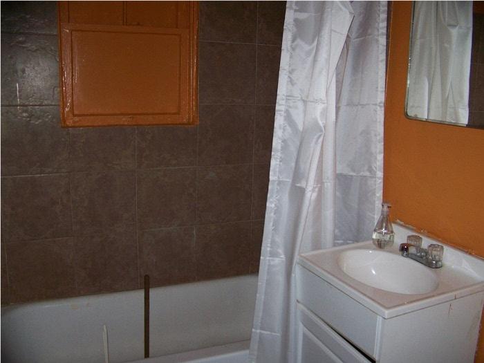 46 East Hatcher Road Phoenix, AZ 85020 - Photo 4 of 5 Bathroom