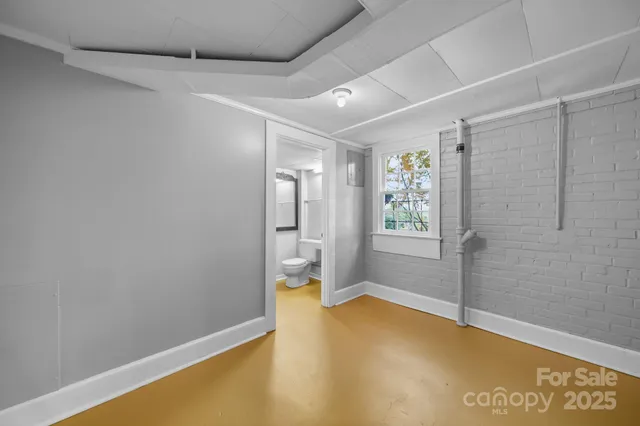 a view of empty room with window