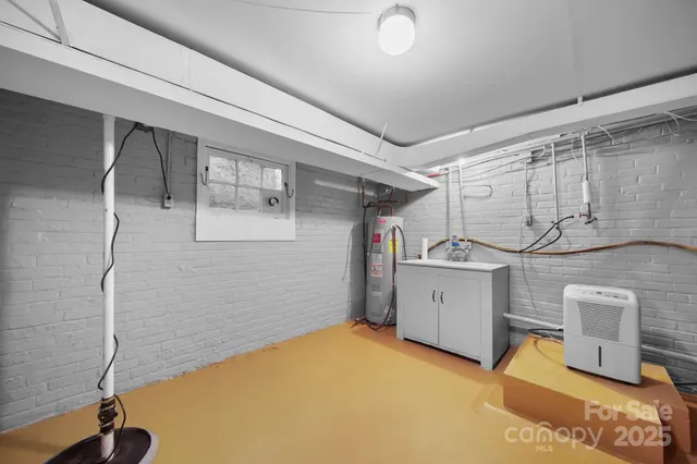 a view of a house with backyard and garden