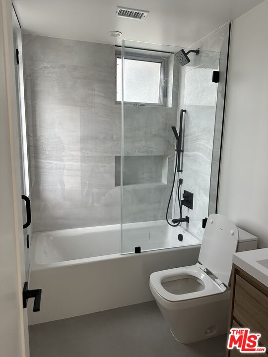 1900 20th Street, Unit B Santa Monica, CA 90404 - Photo 7 of 14 a bathroom with a bathtub and sink