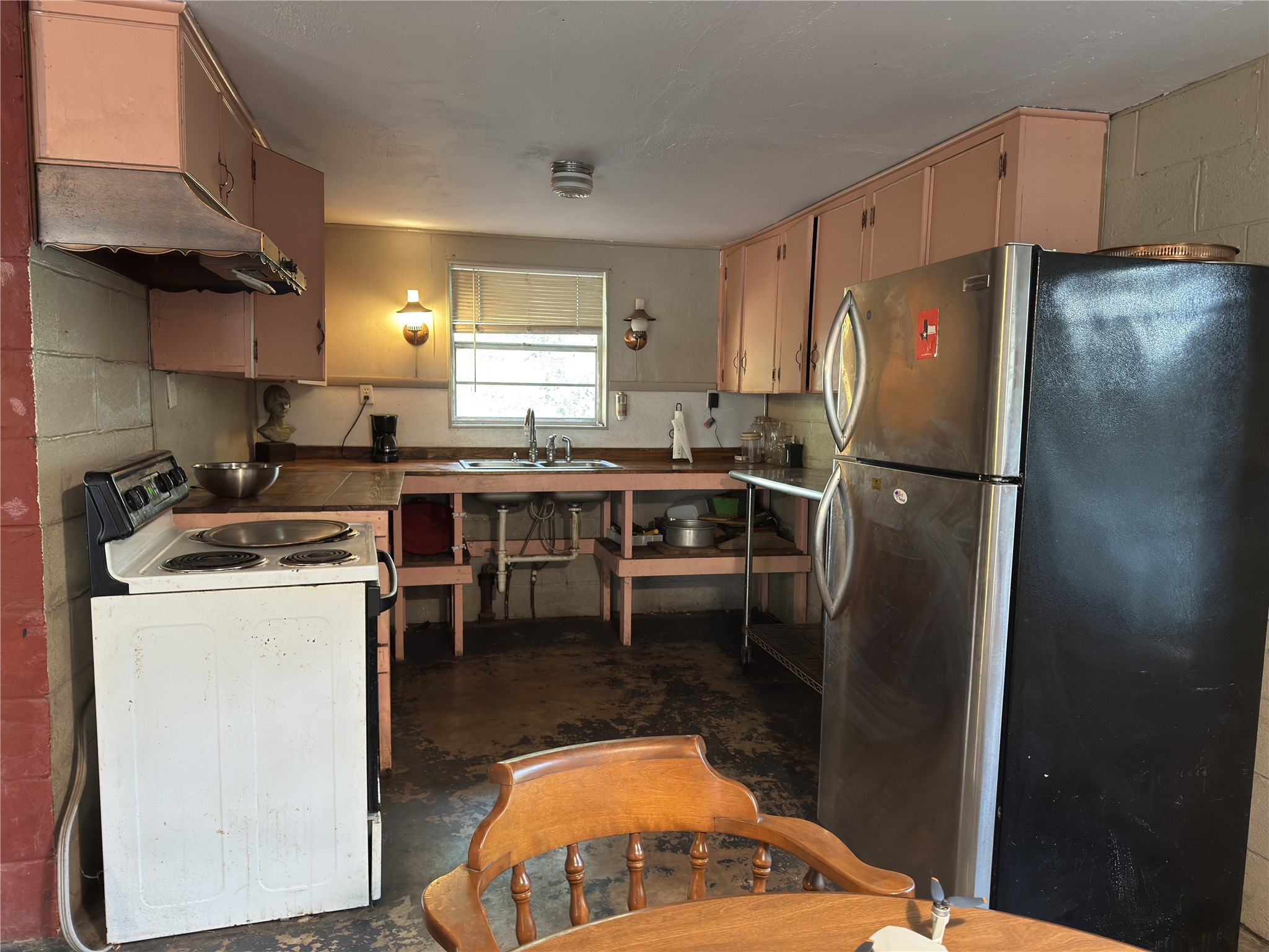 257 County Road 2142 Cleveland, TX 77327 - Photo 12 of 18 a kitchen with refrigerator and chairs