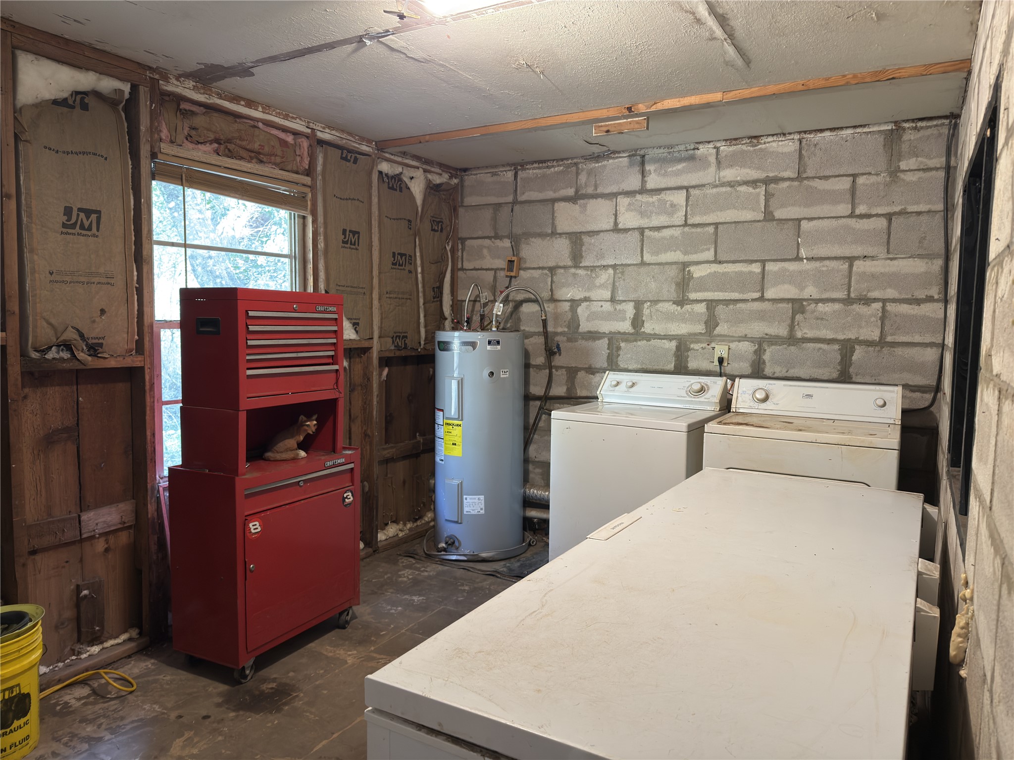 257 County Road 2142 Cleveland, TX 77327 - Photo 17 of 18 a utility room with dryer and washer