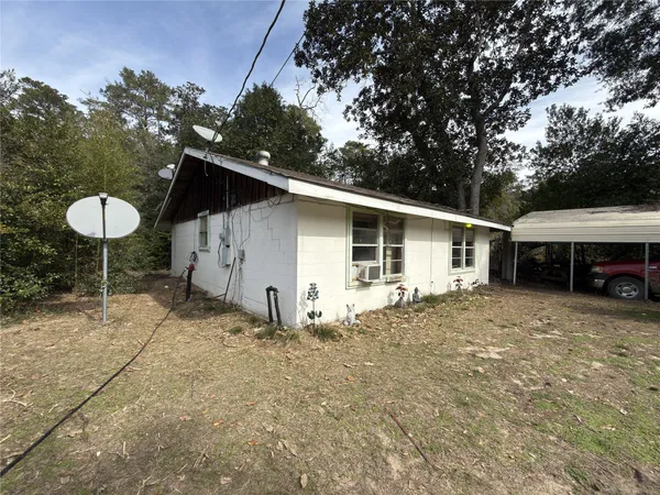a view of a house with backyard