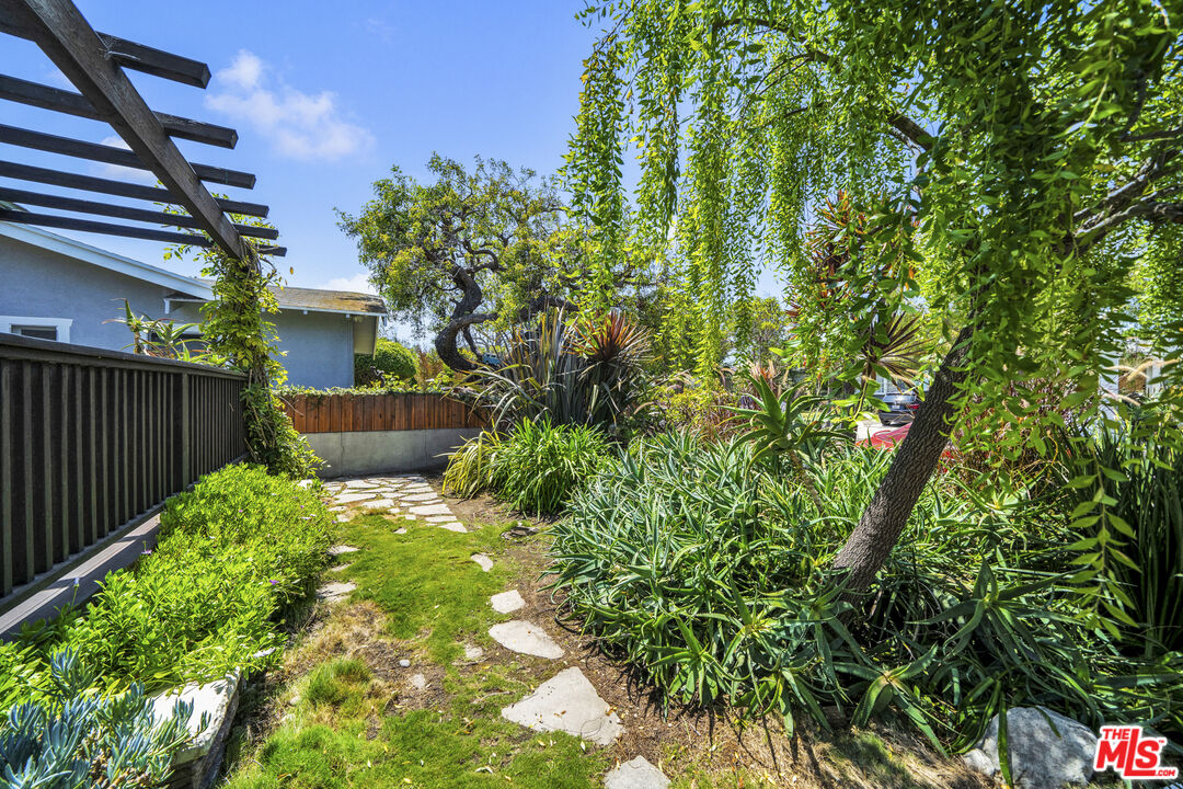 3448 Redwood Avenue Los Angeles, CA 90066 - Photo 25 of 25 a backyard of a house with outdoor seating and green space