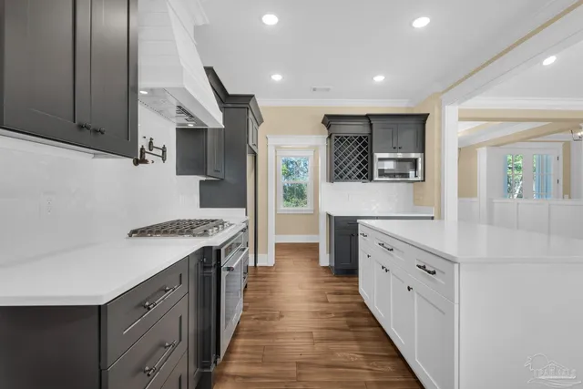a view of an empty room with wooden floor and closet