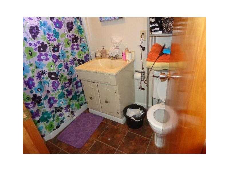 190 William Street McKees Rocks, PA 15136 - Photo 8 of 21 Full Bath.