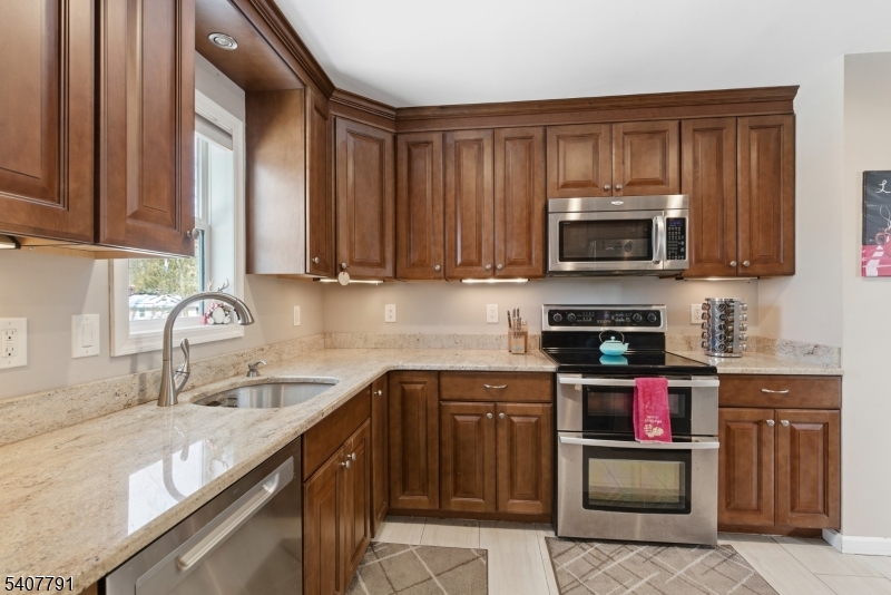 3 Armstrong Drive Oak Ridge, NJ 07438 - Photo 4 of 45